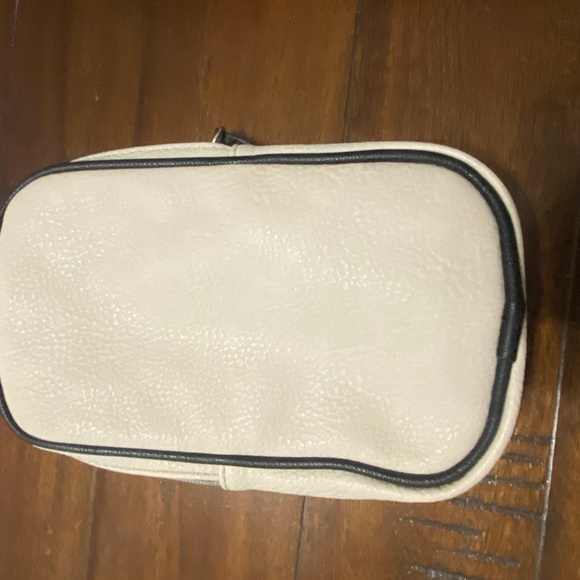 Steve Madden Makeup Pouch - Picture 4 of 12
